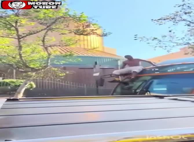 Video :In Los Angeles, two weird individuals attack a bus